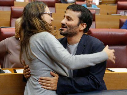 La vicepresidenta valenciana, M&oacute;nica Oltra, se abraza con el consejero de Educaci&oacute;n, Vicent Marz&aacute;.