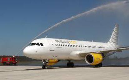 Llegada del avión de la compañía 'Vueling' al aeropuerto de Santiado de Compostela. EFE/Archivo