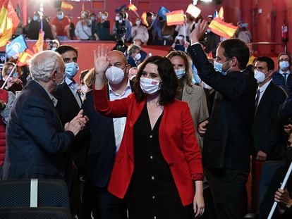 Isabel Díaz Ayuso saluda a los asistentes a un acto de campaña celebrado el lunes en Torrejón de Ardoz.