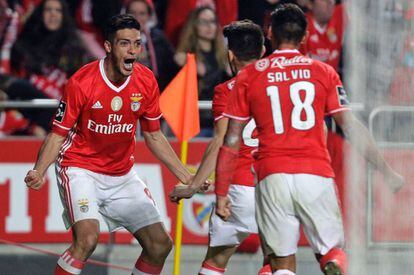 El exdelantero del Atlético de Madrid celebra su gol