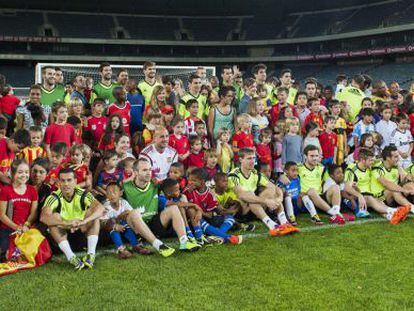 Los jugadores españoles se fotografían con niños sudafricanos