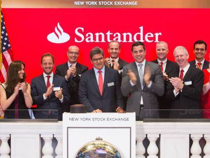El consejero delegado de Santander, Antonio Álvarez, realiza el toque de campana en Wall Street por el 30 aniversario de cotización del banco.