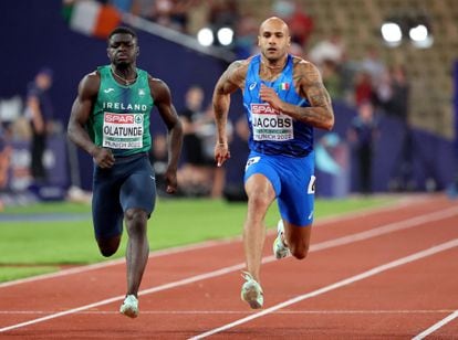 Marcell Jacobs corre por delante de Israel Olatunde durante la final masculina de los 100 metros lisos este martes en los Europeos de Atletismo de Múnich.