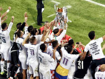 Los jugadores del Real Madrid levantan la Copa de Europa.