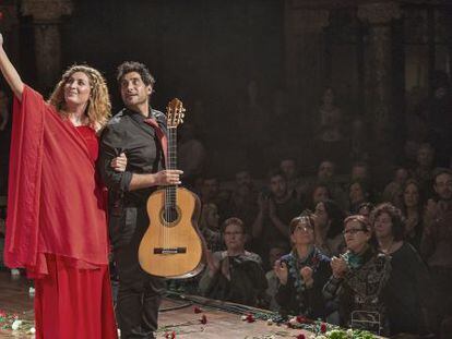 Estrella Morente y Ni&ntilde;o Josele saludan tras su actuaci&oacute;n en el Festival de Guitarra. 
