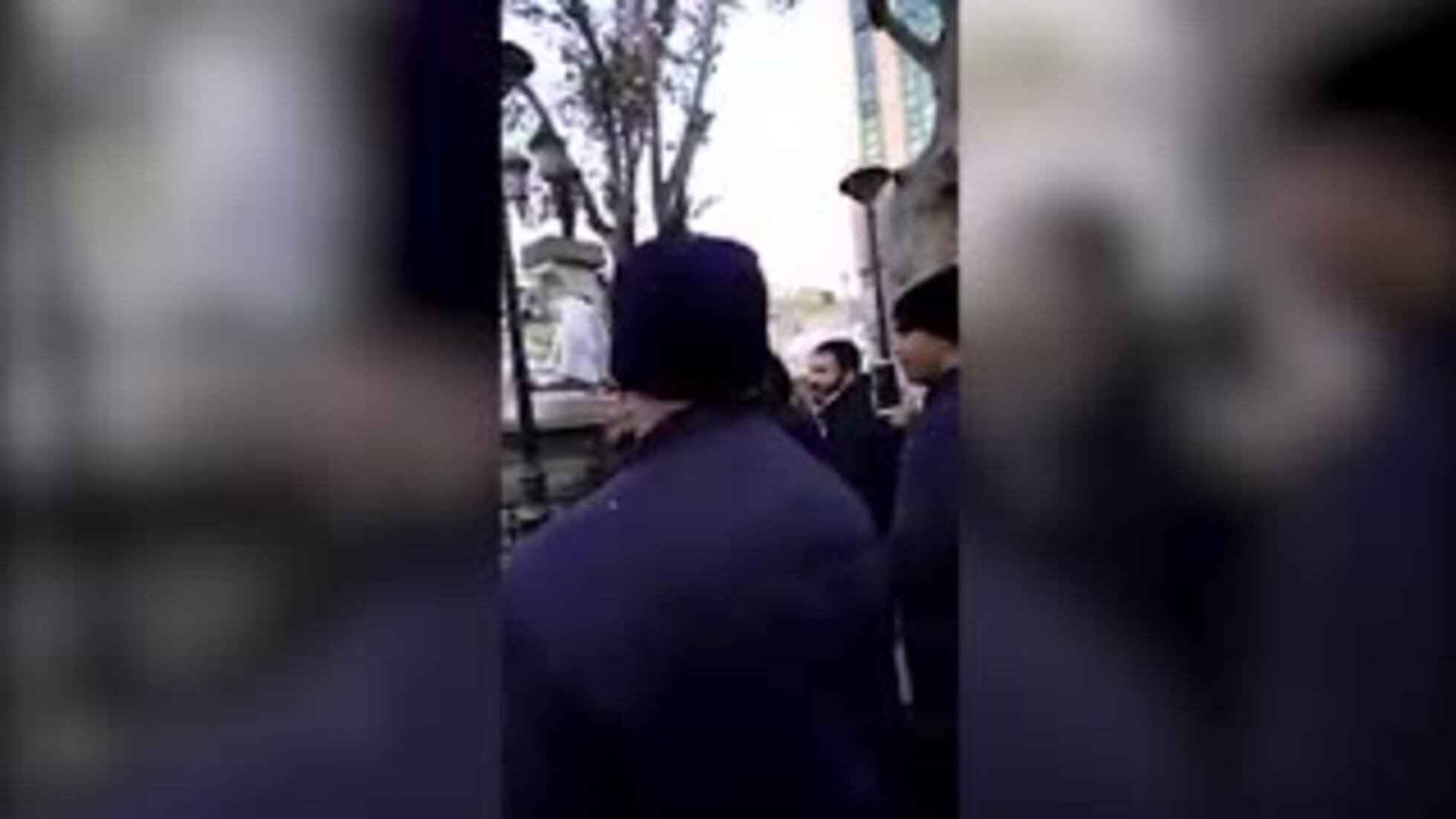 Un hombre destruye a martillazos la estatua de una mujer desnuda en Argelia  | Internacional | EL PAÍS