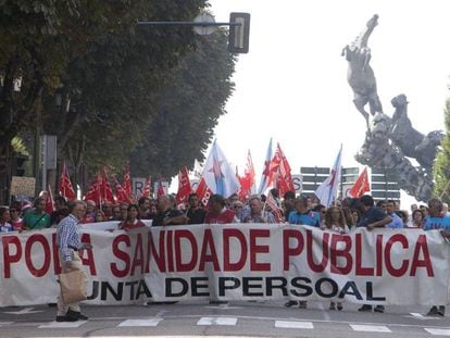 Cabecera de la manifestaci&oacute;n contra la pol&iacute;tica de sanidad de la Xunta de Galicia en las calles de Vigo. SALVADOR SAS EFE