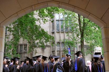 Graduados de la promoción 2010 de la Universidad de Yale en New Haven.