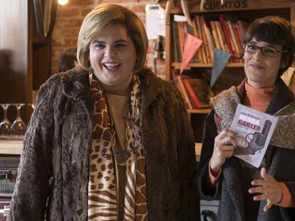 Imagen de la serie 'Paquita Salas', con Brays Efe y Belén Cuesta.