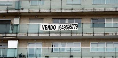Un cartel anuncia la venta de una vivienda. EFE/Archivo