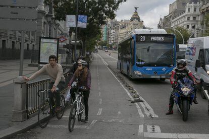El carril bici de la calle de Alcalá, en Madrid, termina abruptamente al llegar a Cibeles y deja a los ciclistas entre el tráfico en un cruce peligroso.