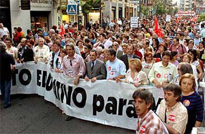 Miles de madrileños se manifiestan por el centro de la capital en apoyo a la protesta.