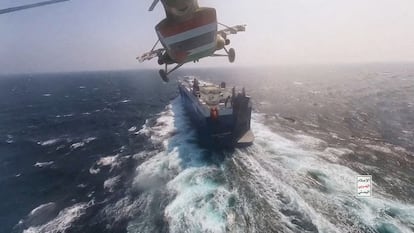 Un helicóptero militar hutí sobrevuela el carguero Galaxy Leader en el Mar Rojo, el 20 de noviembre de 2023.
