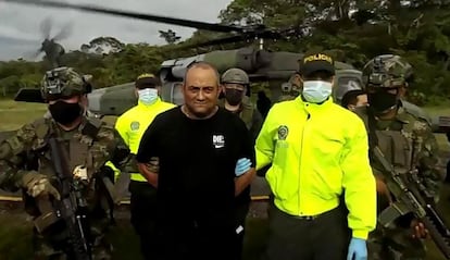 Dairo Antonio Úsuga David, alias 'Otoniel', custodiado por militares y policías a su llegada a Bogotá, Colombia