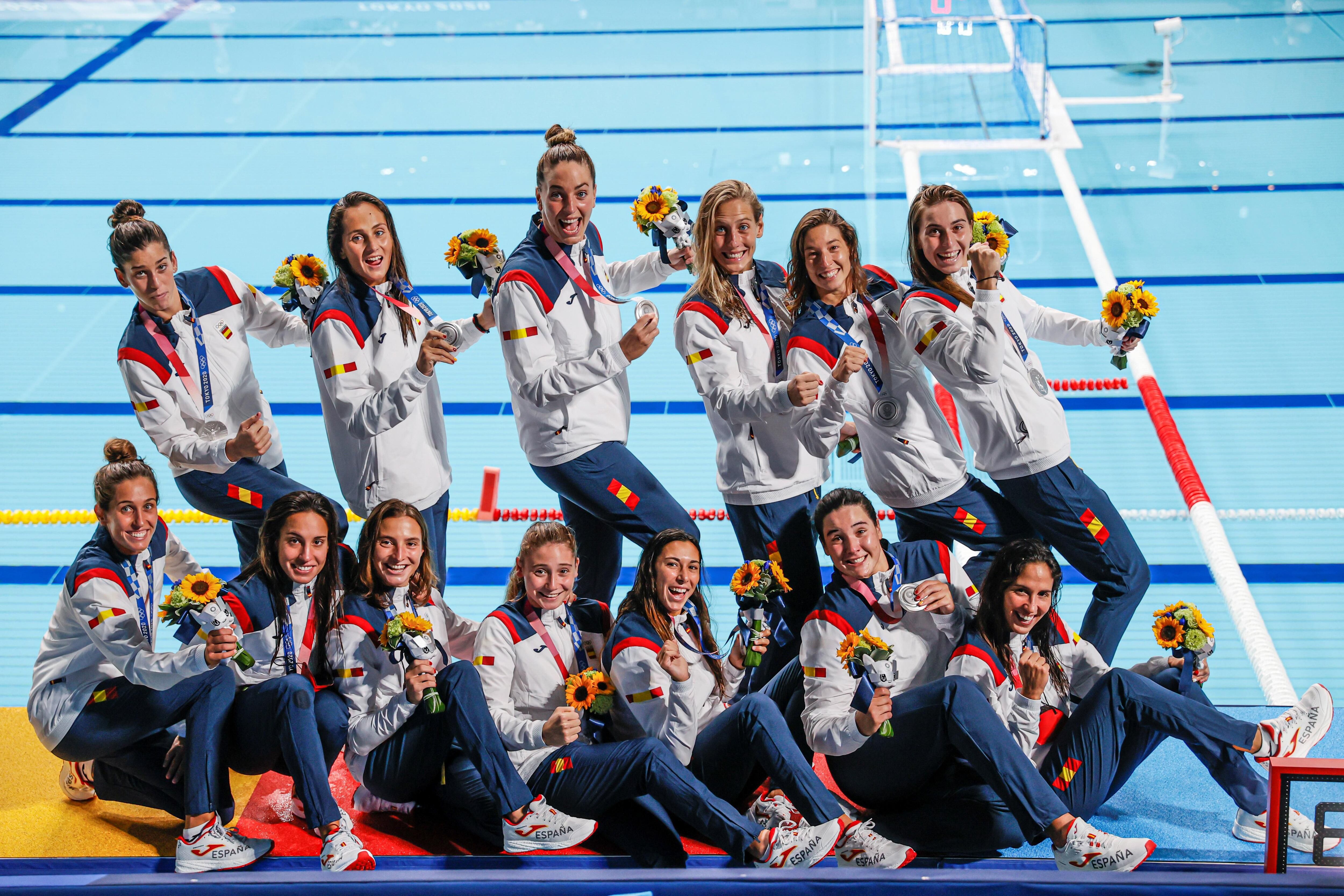Las jugadoras españolas de waterpolo femenino celebran tras conseguir la medalla de plata durante los Juegos Olímpicos de Tokio 2020 este sábado en el Centro de Waterpolo de Tatsumi en Tokio (Japón). EFE/ Lavandeira Jr