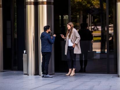 Gente fumando en la zona de oficinas de AZCA, en mayo en Madrid.