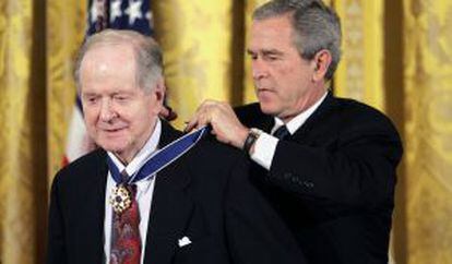 El presidente de EE UU, George W. Bush, impone a Robert Conquest la Medalla Presidencial de la Libertad en 2005.
