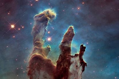 Los Pilares de la Creación, fotografía tomada por el telescopio espacial Hubble en la nebulosa del Águila, a unos 7.000 años luz de la Tierra.