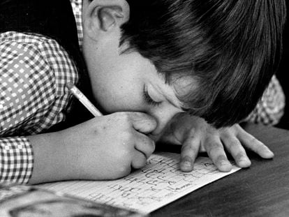 Un niño escribe en una escuela de primaria de París, en mayo de 1982.