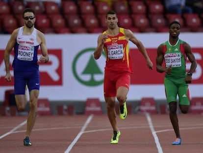 Samuel Garc&iacute;a (en medio), en la semifinal de 400 metros.