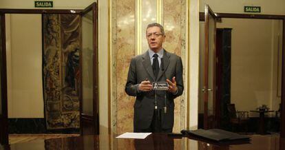 Ruiz Gallardón, durante una rueda de prensa en el Congreso, este martes.