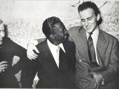 Boris Vian con Miles Davis en una fotografía de los años cincuenta.