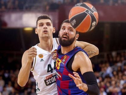 Forcejeo entre Mirotic y Mitoglou.