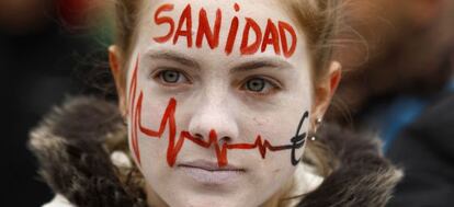 Una joven con la cara pintada en la manifestación por la sanidad pública.