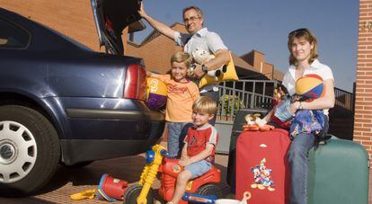 Una familia con dos hijos carga el equipaje de sus vacaciones