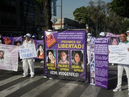 Un grupo de manifestantes bloquea Eje Central en Ciudad de México para exigir la libertad de los siete detenidos, el pasado 25 de enero.