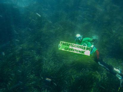 Activistas de Greenpeace muestran pancartas contra las prospecciones en aguas de Ibiza. 