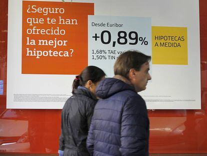 Carteler&iacute;a anunciando hipotecas en un banco en Madrid.