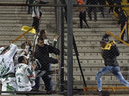 Enfrentarmientos entre las hinchadas de Palmeiras y Pe&ntilde;arol durante el partido de Copa Libertadores en Montevideo.