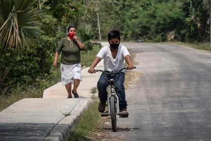 Un niño de la comunidad Canasayab llega a la escuela "Venustiano Carranza" en Campeche. 