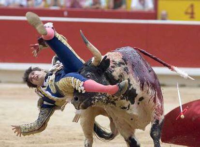 Sebastíán Castella, durante la cogida que sufrió en la pasada feria de San Fermín.