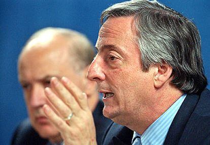 Néstor Kirchner, junto a Roberto Lavagna (al fondo), durante la presentación del acuerdo con el FMI.