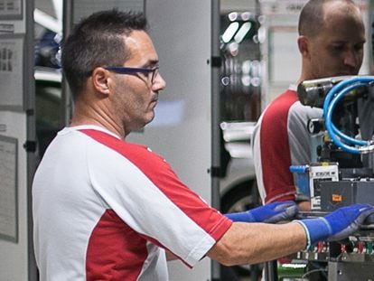 Un empleado de la factoría de Seat en Martorell, que ha presentado un ERTE para 14.800 trabajadores, en una imagen del pasado septiembre.