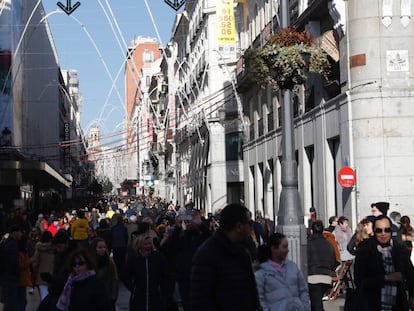 Afluencia de personas en la calle preciados de Madrid, en los días previos a las celebraciones de Navidad. EFE/ J.P.Gandul/Archivo