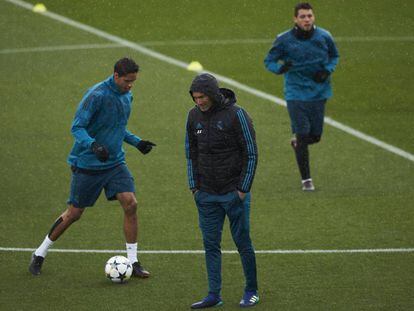 Varane, junto a Zidane y Kovacic en el entrenamiento de este martes. 