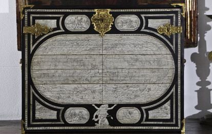 El bargueño de 1609 de marfil y tinta cerrado con el Mapa Mundi con los cuatro continentes (falta Australia).