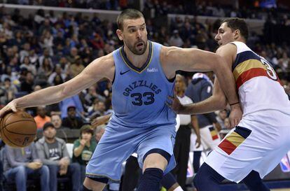 Marc Gasol y Mirotic, en el Memphis-Nueva Orleans.