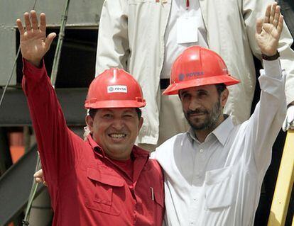 El presidente venezolano, Hugo Chávez,  y su homólogo iraní, Mahmud Ahmadinejad, durante la inauguración de una perforación petrolífera en San Tomé, Venezuela el  18 de septiembre de 2006.