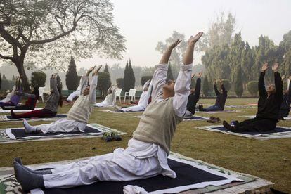 Sesión de yoga en el parque Nehru de Nueva Delhi (India).