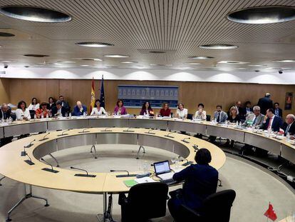 La ministra de Hacienda, María Jesús Montero (c), preside la reunión con los consejeros de Hacienda de las comunidades autónomas.