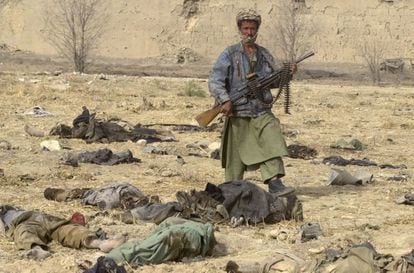 Un combatiente de la Alianza del Norte apoya su pie sobre la cabeza de un taliban muerto en los combates en la cárcel de Mazar i Sharif, el 28 de noviembre de 2001, donde un grupo de talibanes presos se habían sublevado.