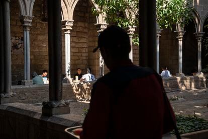 Usuarios del comedor social de Santa Anna, en el centro de Barcelona, el pasado mes de septiembre.