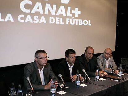 De izquierda a derecha, Michael Robinson, Carlos Martínez, Nacho Aranda y Julio Maldonado, del equipo de deportes de Canal +.