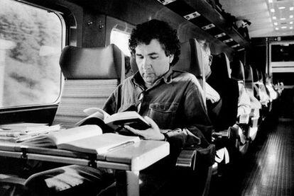 El autor chileno Hernán Rivera Letelier, a bordo de un tren de alta velocidad francés.