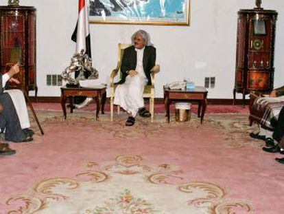 Foto publicada por el Gobierno de Yemen el jueves en la que se ve al presidente Ali Abdal&aacute; Saleh reunido con cl&eacute;rigos en San&aacute;.