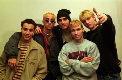 Los cinco integrantes de los Backstreet Boys (de izquierda a derecha): Howie Dorough, AJ McLean, Kevin Richardson, Brian Littrell y Nick Carter, en diciembre de 1996.